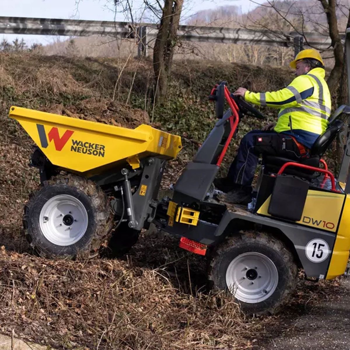 Dumper articulado con ángulo pendular para terrenos irregulares.
