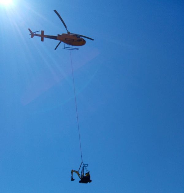 Excavadora transportada en helicóptero