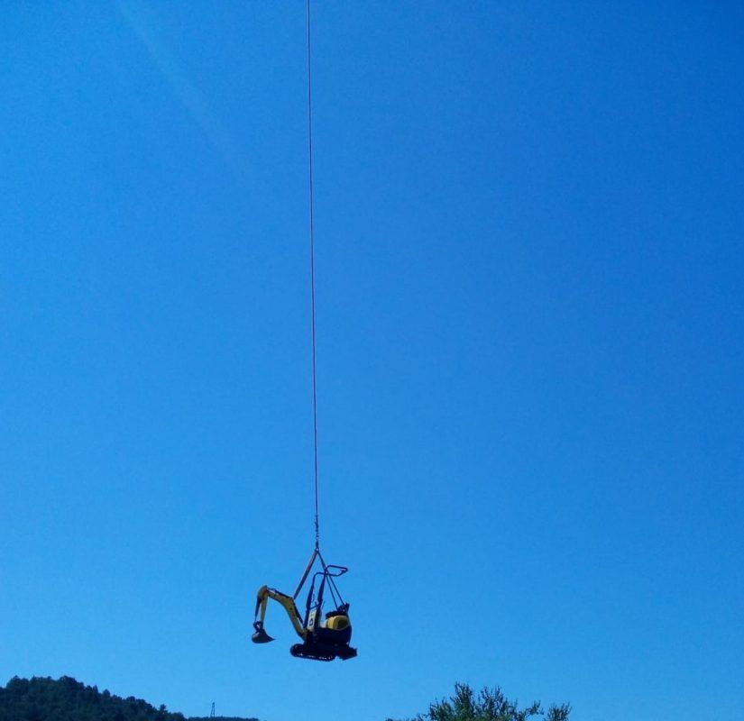 Excavadora transportada en helicóptero