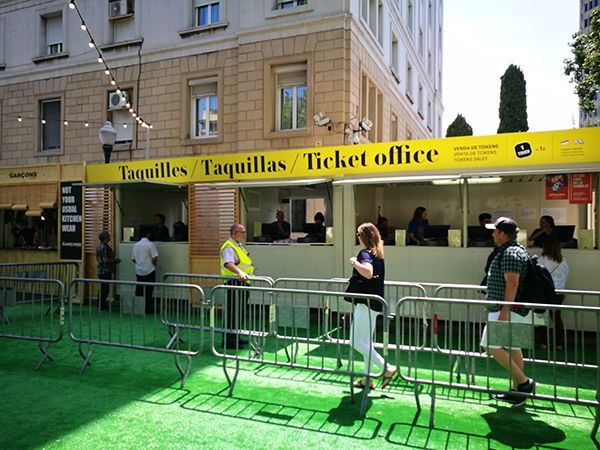 Grup Gsr, la empresa encargada de la organización y celebración de la feria gastronómica Tast a la Rambla en Barcelona, confió en nosotros para el alquiler de diversos módulos prefabricados especiales para ferias, que se usaron como paradas para los diferentes locales. En nuestras taquillas prefabricadas de 2,35 m x 4,10 m se prepararon y sirvieron los platos, postres y bebidas que pudieron disfrutar los asistentes, gracias a sus dos ventanas abatibles frontales de 1,80 m. Además, estos módulos se decoraron con los carteles identificativos de cada local. Las taquillas se colocaron de forma estratégica para que, con un recorrido circular sencillo, pudieras disfrutar de todas las tapas y ver todas las actividades.