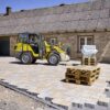 Pala cargadora compacta Wacker Neuson WL250 de 2000 kg en obra.
