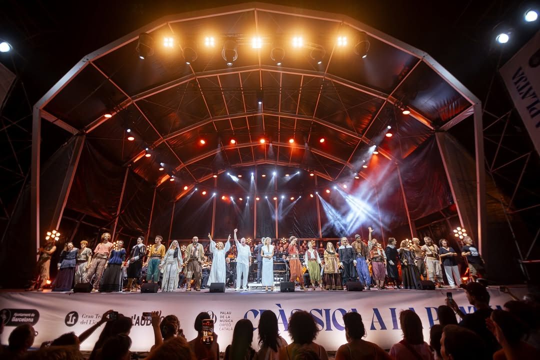 Foto de la cúpula iluminada del escenario Orbit 25 de Homs Rentals durante el concierto “Mar i Cel” en Clàssica a la Platja 2025.