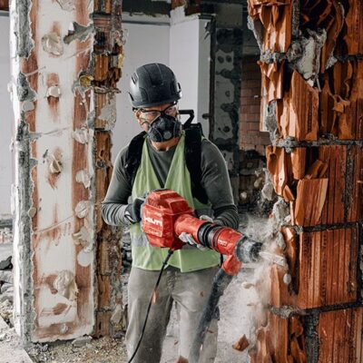 Uso del martillo demoledor Hilti TE 600-AVR ligero y potente en trabajos de demolición.