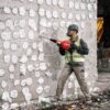 Operario utilizando el martillo rompedor ligero y potente Hilti TE 600-AVR en muro de hormigón.