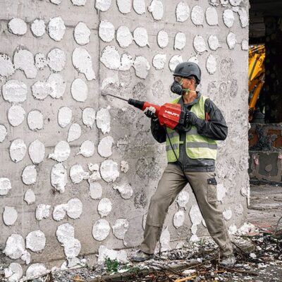 Operario utilizando el martillo rompedor ligero y potente Hilti TE 600-AVR en muro de hormigón.
