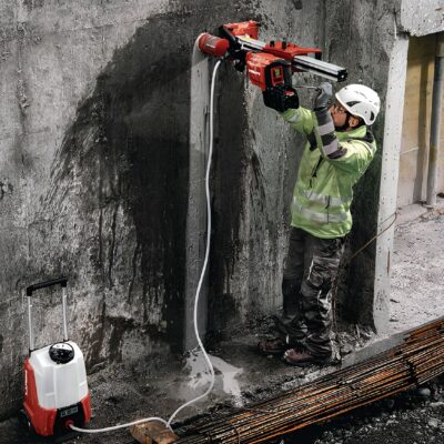 Taladro de corona a batería Hilti DD 150-U-22 para perforación con diamante.